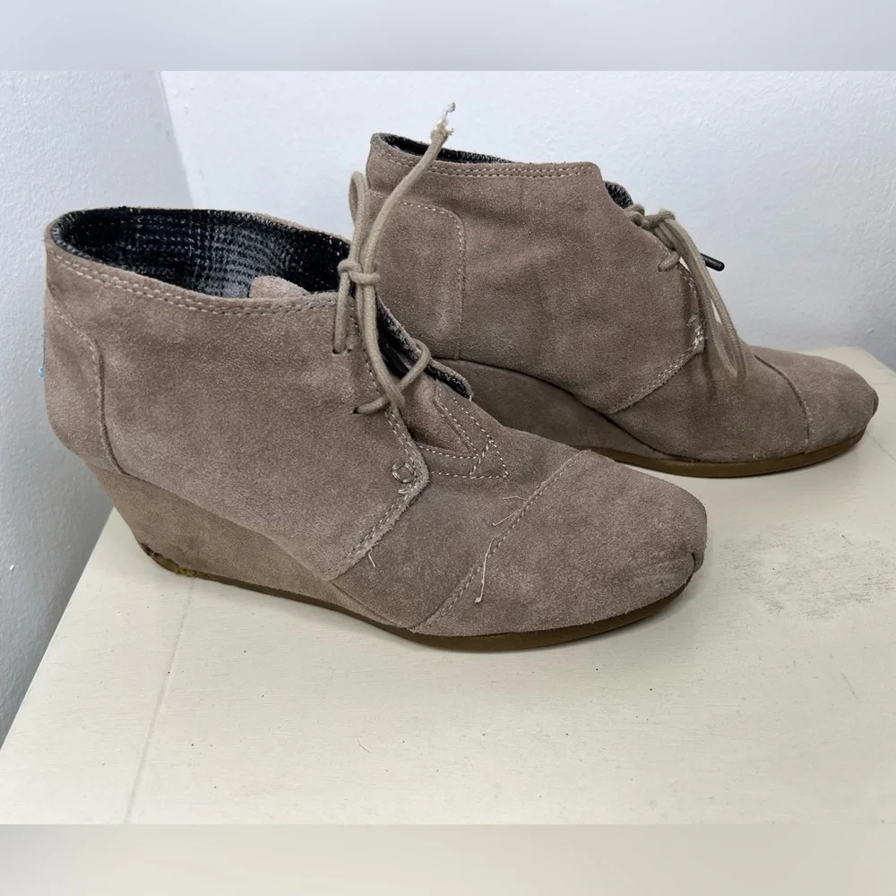 Well Loved TOMS Women's Beige Suede Desert Wedges
